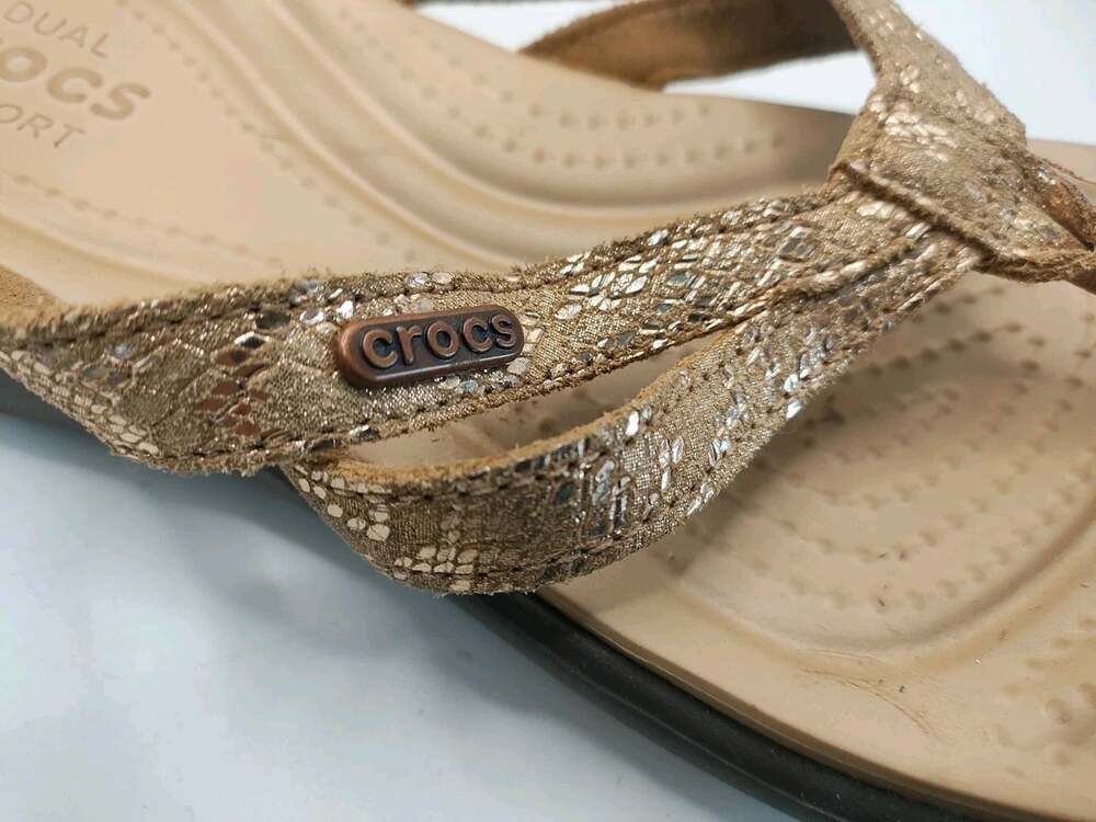 EUC Crocs Dual Comfort Capri Strappy Flip Flop Metallic Gold Snakeskin Size 9
